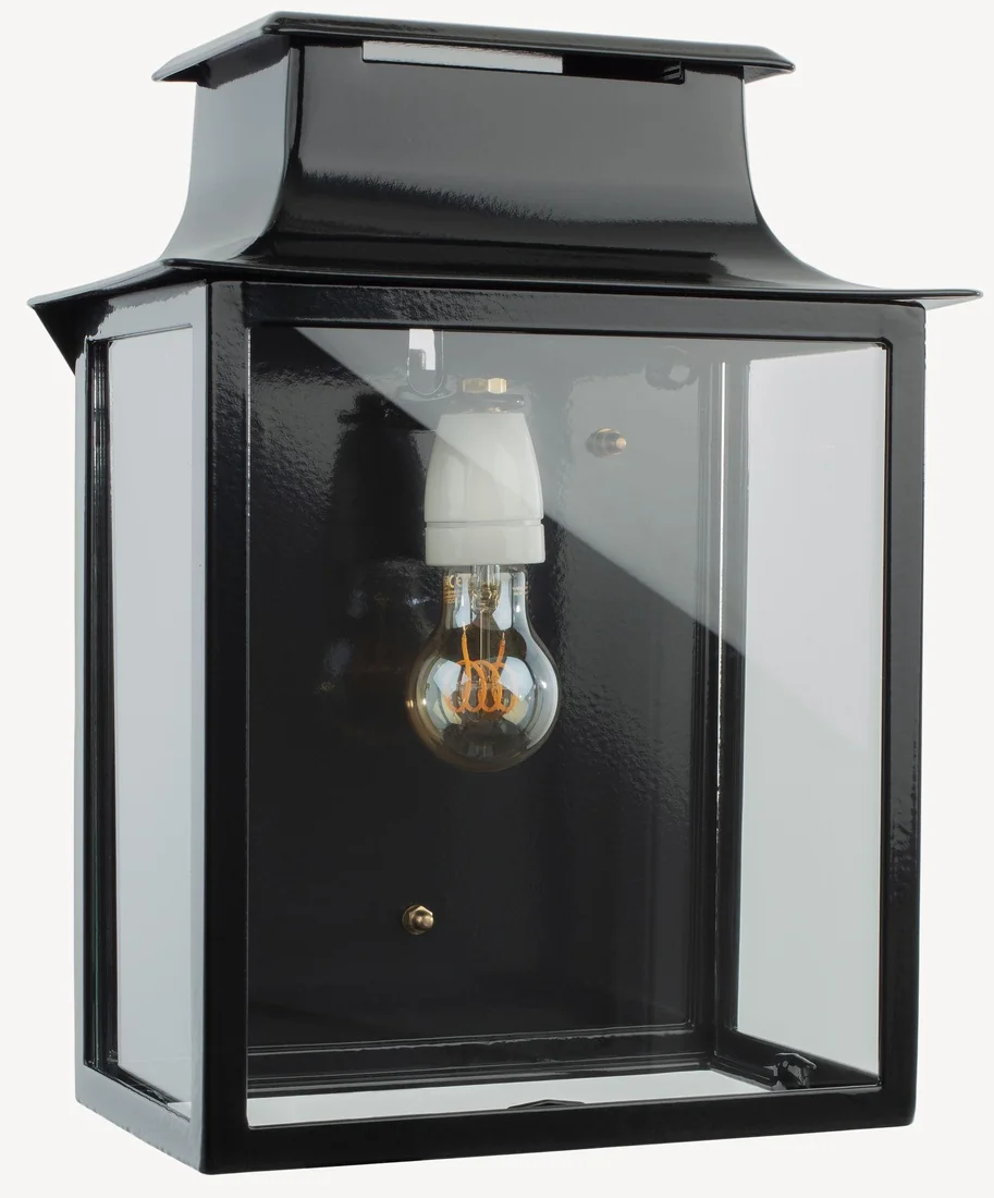 Dezelfde Artisans-wandlamp na revisie in 2026, met heel glas en een vernieuwde zwarte afwerking.