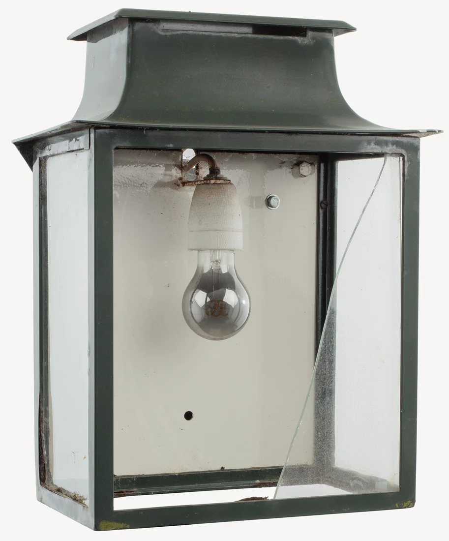 Artisans-wandlamp vóór revisie, 35 jaar na levering in 1991, met de oorspronkelijke coating.