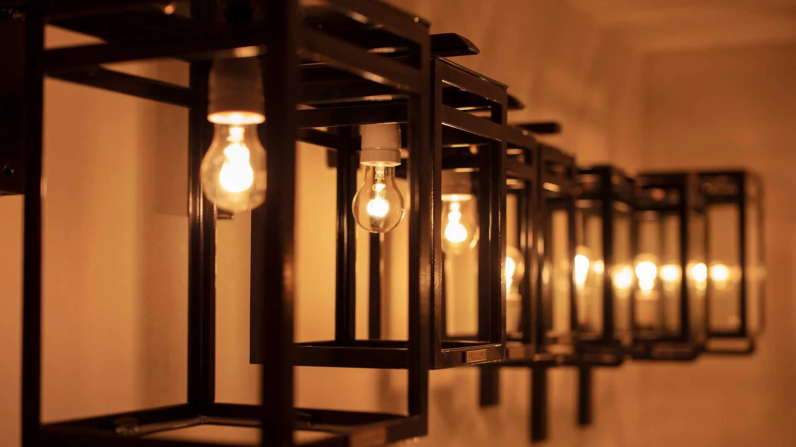 Amsterdam-wandlampen met warm licht in onze showroom.
