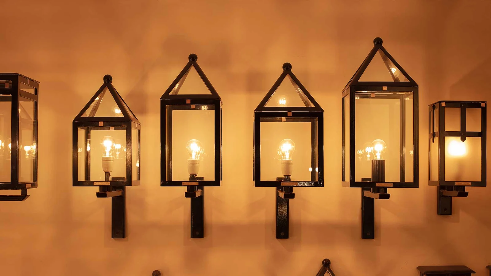 Verschillende Jan des Bouvrie-lampen naast elkaar in de showroom.