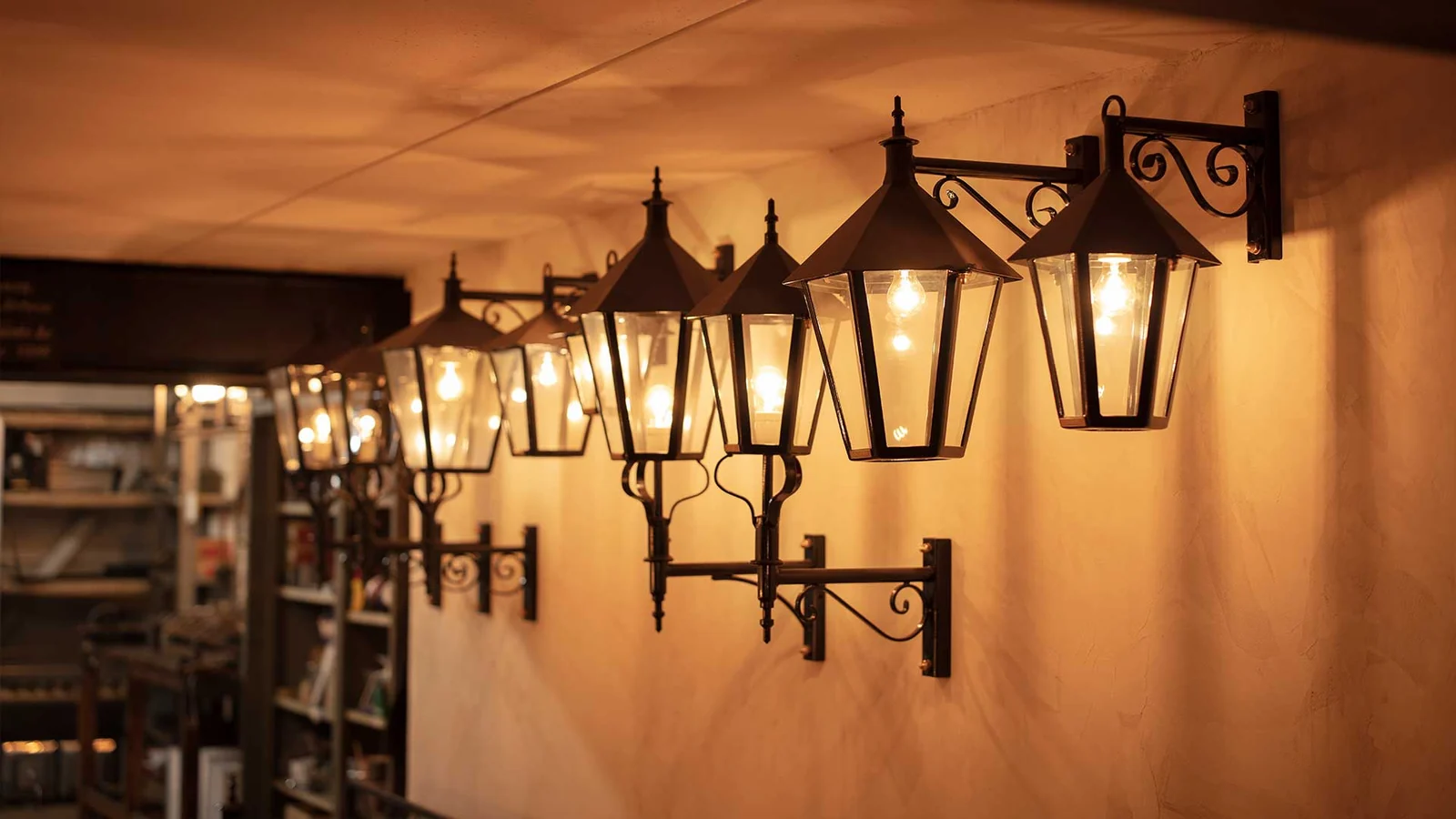 Vierkante lantaarns met warm licht in onze showroom.