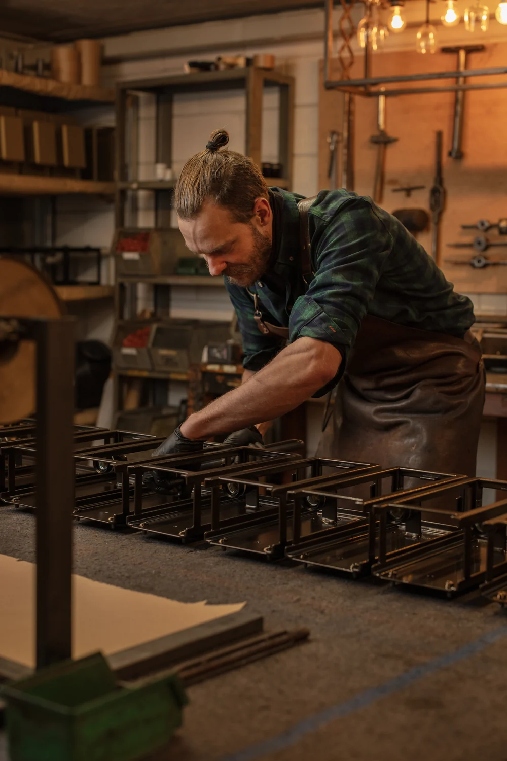 Bruine lantaarns tijdens het afmonteren in onze werkplaats.