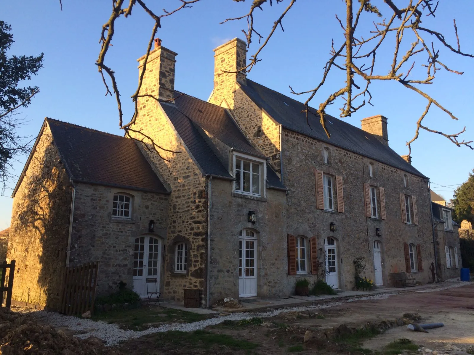 Florence-wandlampen op de natuurstenen gevel van een landhuis in Frankrijk.
