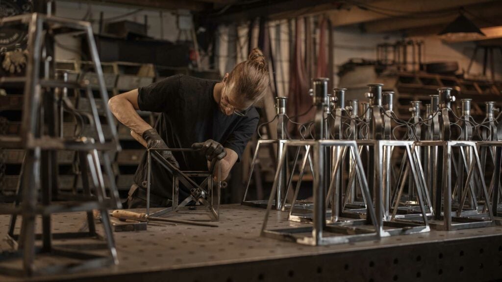 Werken aan een buitenlamp bij Artisans