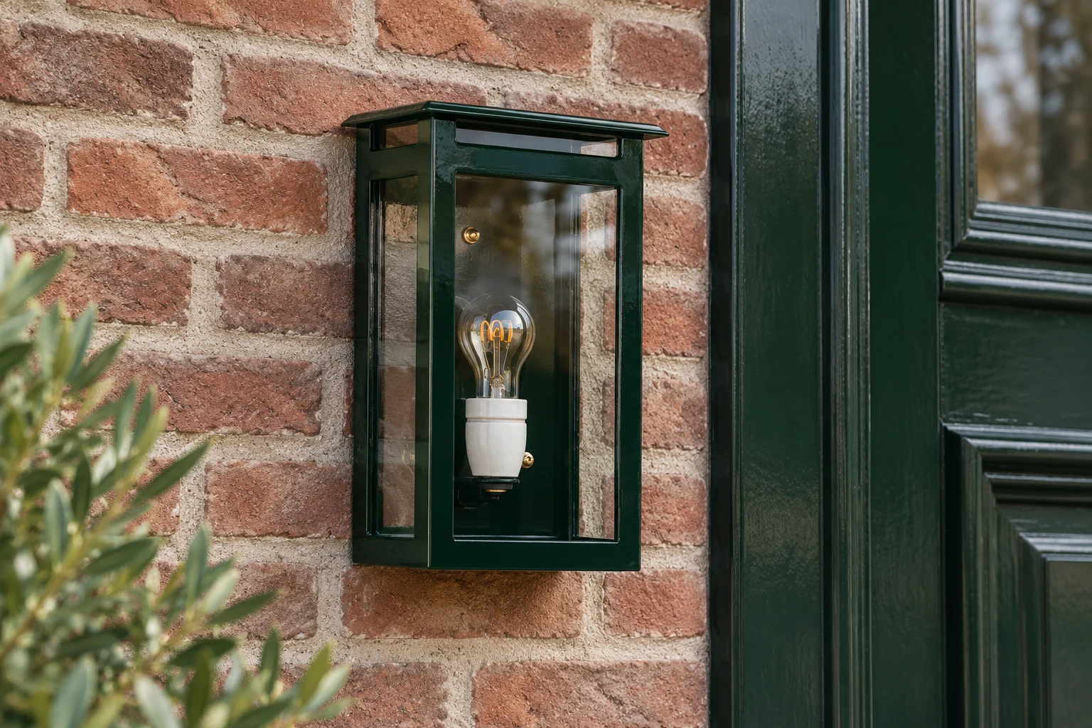 Amsterdam Wandlamp M in donkergroen naast donkergroen houtwerk