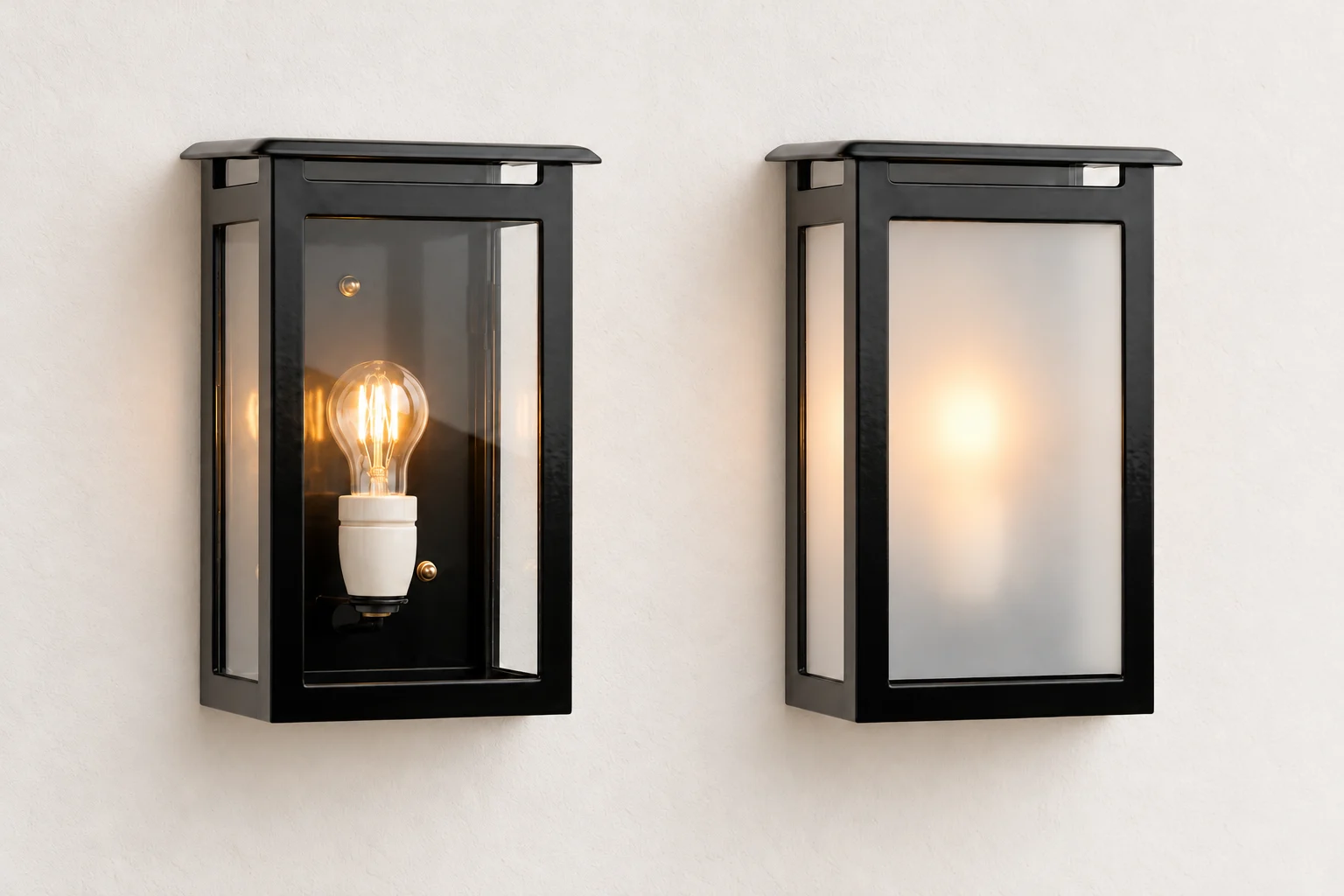 Twee Amsterdam Wandlampen M naast elkaar: links met helder glas, rechts met matglas. Gegenereerde sfeerimpressie.